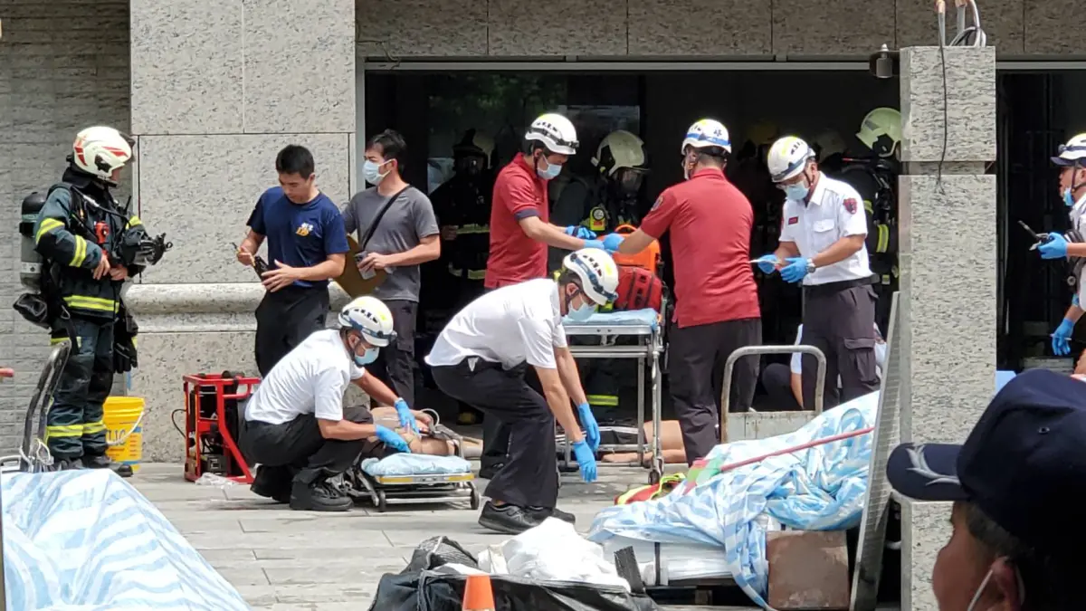 ▲台北市士林區發生工安意外，7工人吸入揮發性氣體昏迷倒地。（圖／翻攝臉書）