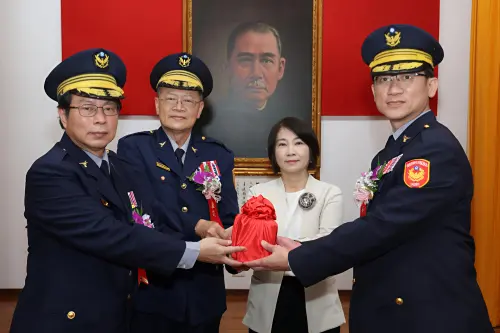 屏縣警局新卸任局長交接　甘炎民接警長
