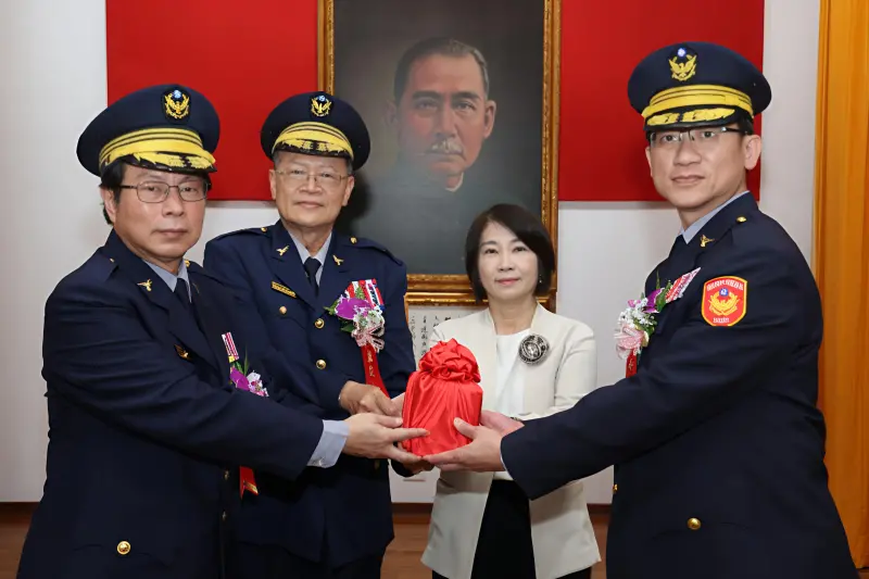 ▲縣長周春米主持縣警局新卸任局長交接，甘炎民（右）接警長。（圖／屏東縣警局提供）
