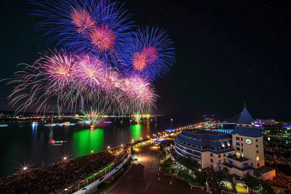 ▲2025年淡水漁人碼頭首場煙火秀將在8月10日初登場，還有8月17日、8月24日，連續３個週日晚間８點舉行，每場都將有600秒。（圖／淡水福容飯店提供）