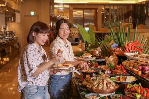 ▲淡水福容飯店坐擁煙火景觀第一排，今年同樣推出吃到飽餐廳優惠活動，東南亞美食節自助百匯晚餐三大螃蟹吃到飽，大人每位1580元＋10%。（圖／淡水福容提供）