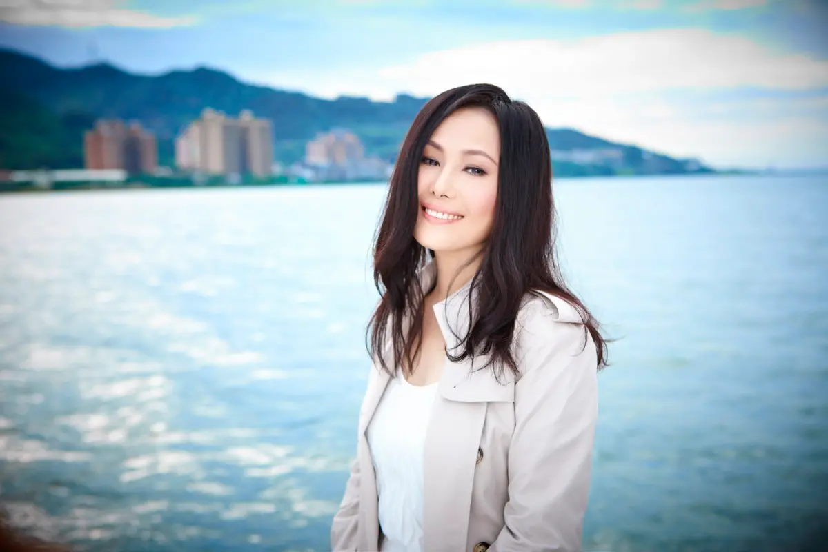 ▲天后江蕙看到南部因颱風造成的災情相當不捨，今日宣布捐款1000萬元幫助南部賑災，高雄演唱會上江蕙提到災民也一度哽咽，希望天佑台灣。（圖／寬宏藝術提供）