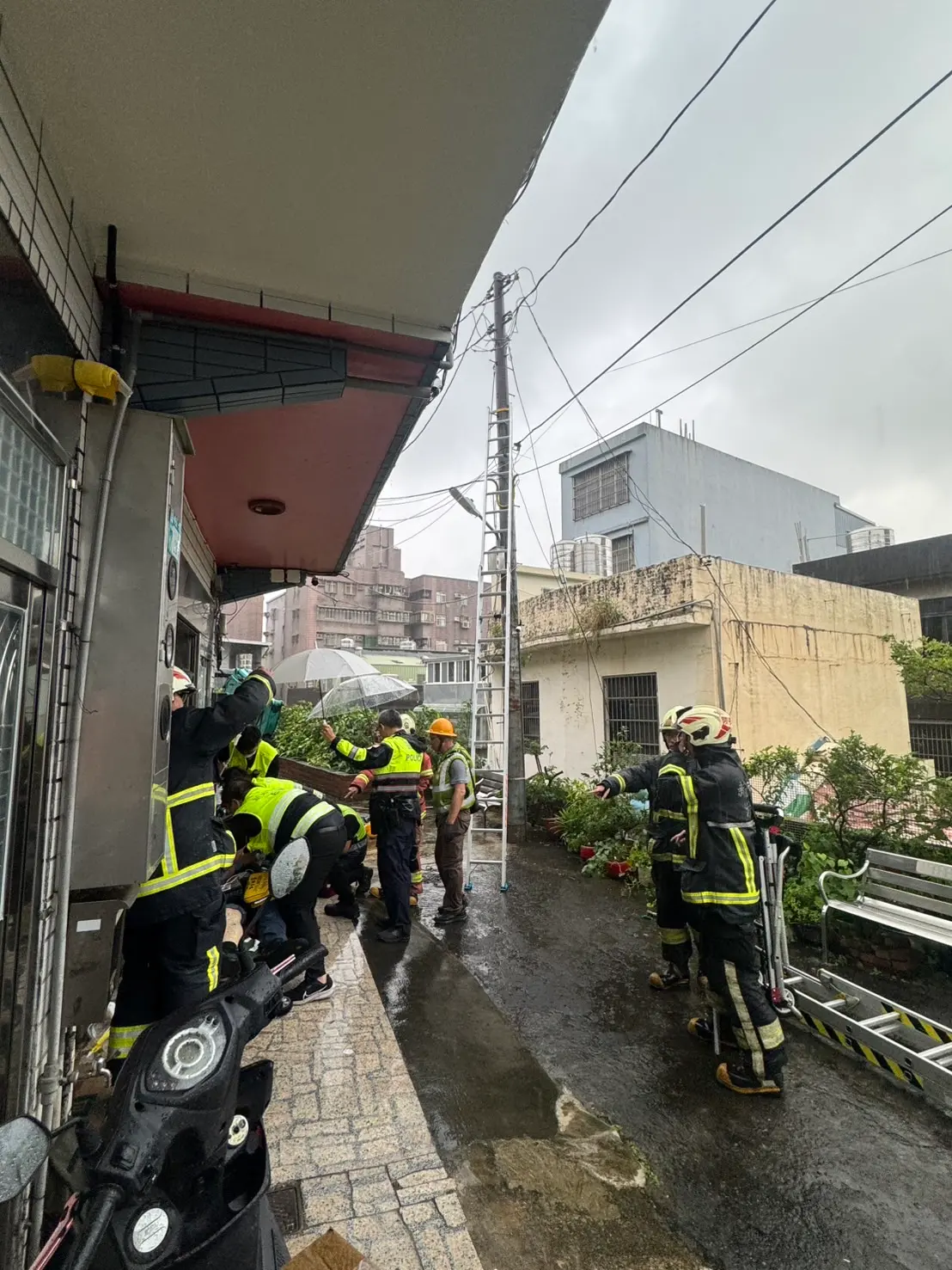 ▲新北鶯歌一名台電員承攬商施工時，疑似因為下大雨導致觸電，當場失去生命跡象。（圖／警方提供）