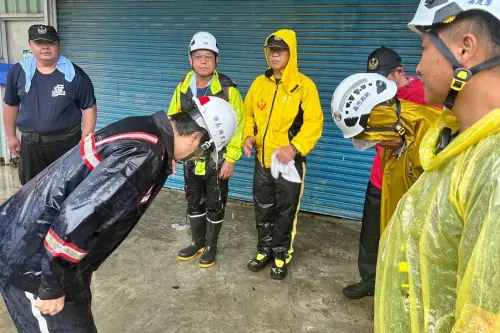 ▲ 陳其邁鞠躬感謝警察、消防特搜隊協助這次豪雨災情救難、救災，亦感謝環保局清潔人員進行道路側溝清疏及環境整理。族人。（圖／高市府提供）