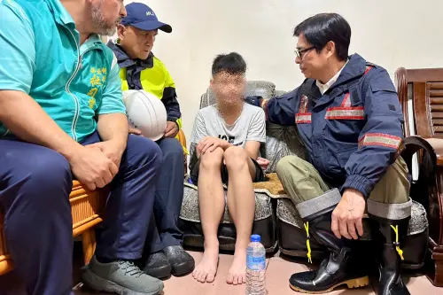▲ 陳其邁探視慰訪桃源14歲少年及家屬。（圖／高市府社會局提供）