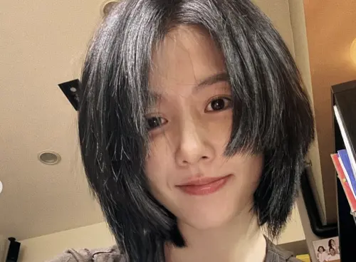 邵雨薇一刀剪3年長髮！她曬公主切極短髮照　粉絲瘋喊：年輕10歲
