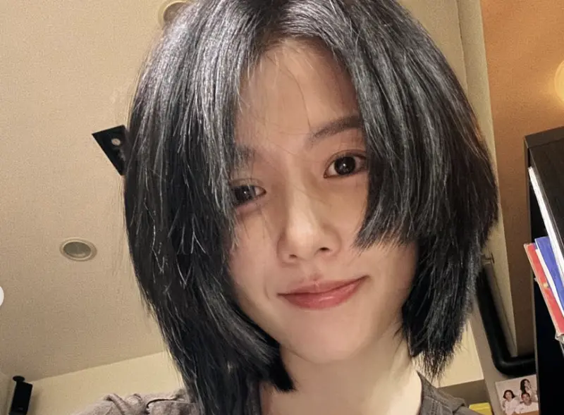 ▲藝人邵雨薇（如圖）日前驚喜曬出公主切極短髮自拍照，她剪掉陪伴3年的長髮，新造型俏麗又減齡，網友狂讚年輕10歲。（圖／＠1989ivyshao IG）