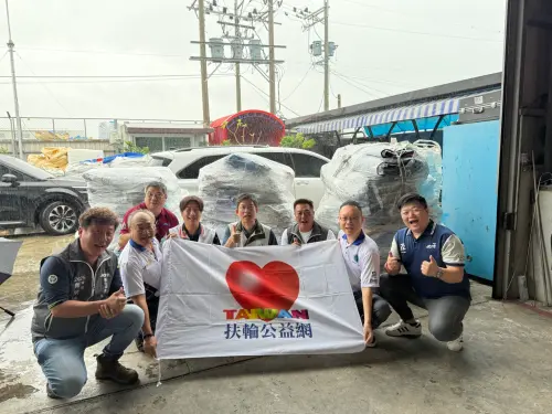 ▲扶輪公益網與青商會成員齊聚，整理帆布物資，盼透過民間力量協助災民。