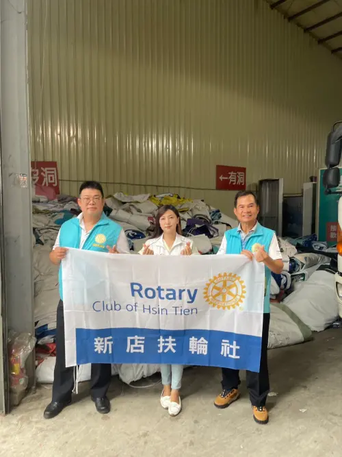 ▲新店扶輪社代表與青商會合作，共同投入帆布捐贈行動。