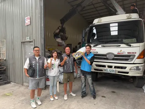 ▲成員們協助搬運帆布至貨車，確保物資能順利送達台南受災地區。