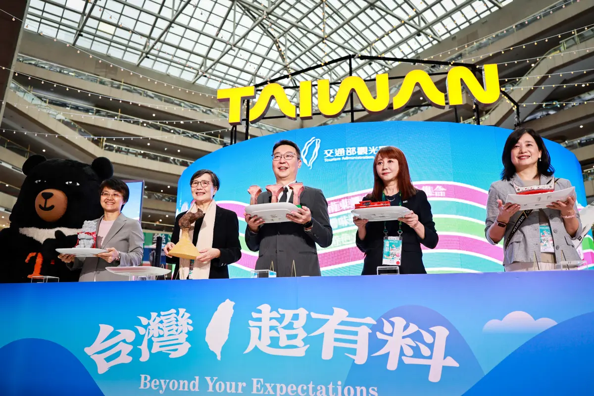 ▲圖左至右為台灣美食展籌備委員會主任委員葉菊蘭、交通部長陳世凱、台灣觀光協會長簡余晏。（攝/劉祐龍）