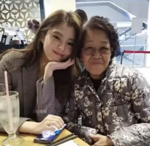 對韓韶禧來說,一手把自己養大的奶奶就是她的全世界。(圖/翻攝自韓網) ▲對韓韶禧來說,一手把自己養大的奶奶就是她的全世界。(圖/翻攝自韓網)