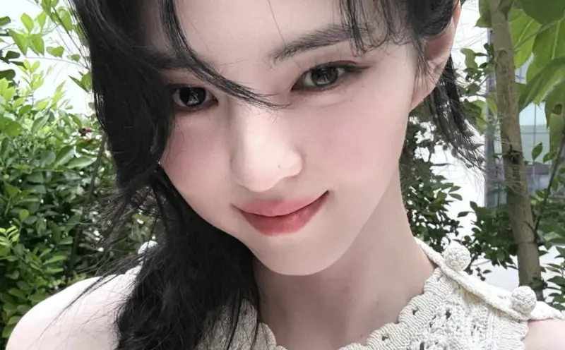 ▲女星韓韶禧曾因過往抽菸、刺青的照片被嘲是女混混，不過她其實善良又努力，不僅出道前幫媽媽還債，走紅後還用19.5億韓元現金買房送給自己最愛的奶奶。（圖／＠xeesoxee IG）