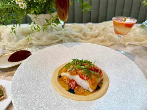 星巴克,全台最大星巴克,Dream Plaza,Siren's Lounge,尊榮體驗區,江振誠 ▲「星璨饗宴套餐」主餐還有「鷹嘴豆松子泥/Acqua Pazza拿坡里清蒸大西洋鱈魚」可選。(圖/記者蕭涵云攝)