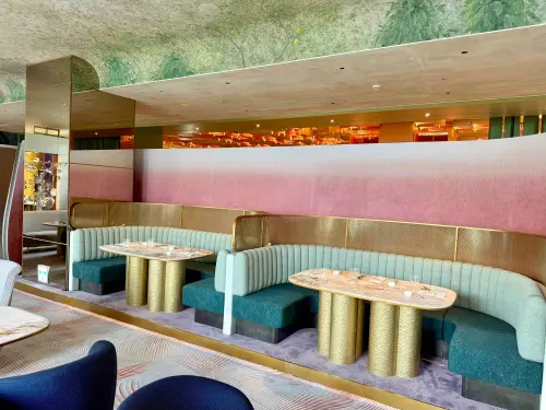 星巴克,全台最大星巴克,Dream Plaza,Siren's Lounge,尊榮體驗區,江振誠 ▲天花板《咖啡與萬物共生》藝術壁畫出自日本知名藝術家栗又彌江子之手。(圖/記者蕭涵云攝)