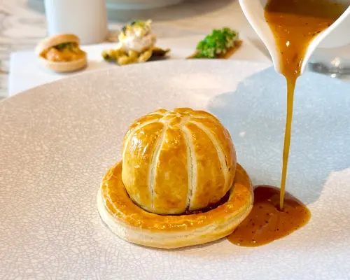 星巴克江振誠「星璨饗宴套餐」開箱!威靈頓和牛、阿法奇朵好驚艷 ▲有著小禮帽造型的「和牛威靈頓」。(圖/記者蕭涵云攝)