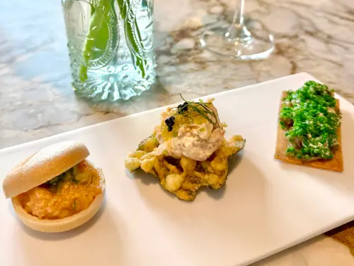 星巴克江振誠「星璨饗宴套餐」開箱!威靈頓和牛、阿法奇朵好驚艷 ▲「三式冷盤前菜」,左起:「是拉差蝦雞尾酒最中餅」、「煙燻鮭魚魚子醬天婦羅」、「紅燒手撕牛小排」。(圖/記者蕭涵云攝)