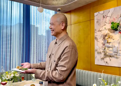 星巴克江振誠「星璨饗宴套餐」開箱!威靈頓和牛、阿法奇朵好驚艷 ▲米其林國際名廚江振誠,透露最愛星巴克典藏系列「冷萃咖啡」。(圖/記者蕭涵云攝)