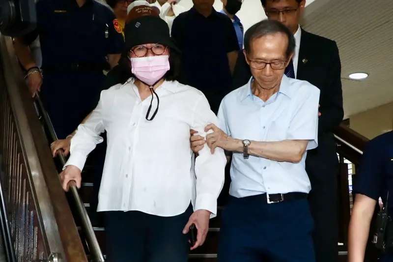 ▲台北地方法院審理國民黨台北市黨部主委黃呂錦茹涉罷免連署不實案，晚間6時30分被丈夫攙扶下樓步出法院。（圖／記者林調遜攝影）