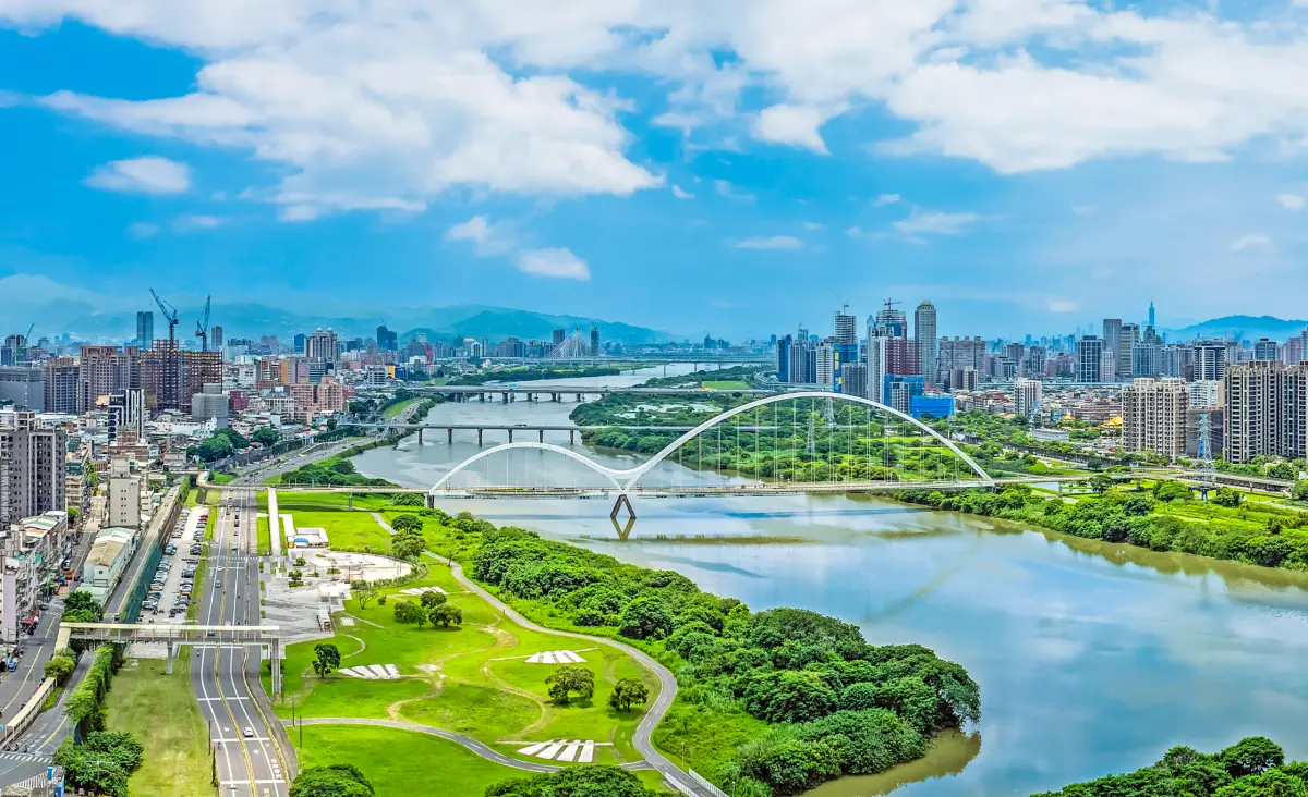 ▲上新莊「新月大河」建案以每坪6字頭震撼價保有完整水岸生活想像。（圖／信義房屋提供）