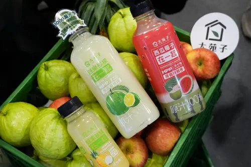 「大苑子」現場販售多款新鮮果汁,採用冷高壓殺菌技術保留水果天然風味 ▲「大苑子」現場販售多款新鮮果汁,採用冷高壓殺菌技術保留水果天然風味