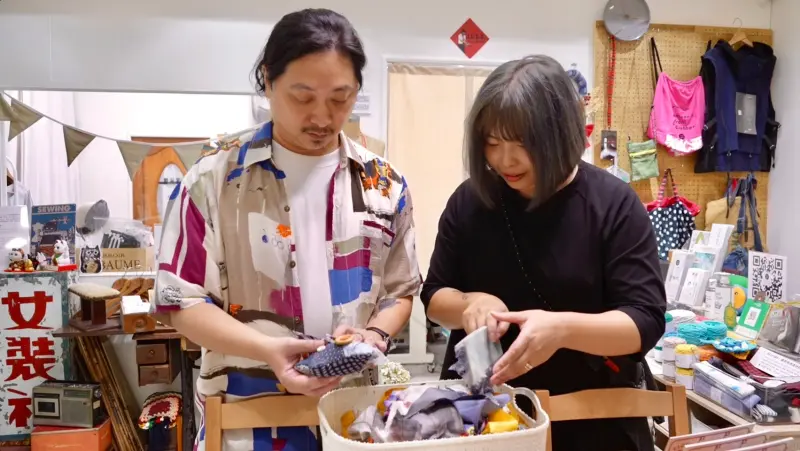 ▲衣物旅程案內所：探索西門町潮流的永續地圖》計畫提案人許紓語（右）與楊沛緒（左）對衣物回收提出了不同的觀點。（圖／信義房屋提供）