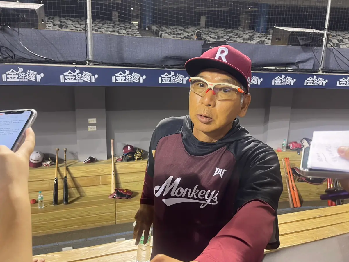 ▲樂天桃猿總教練「阿公」古久保健二賽前受訪時，稱讚大巨蛋比賽2大優點，首先是不會受到延賽影響，再來是對球員的疲勞、壓力，都會比室外球場減輕許多。（圖／記者林子翔攝）