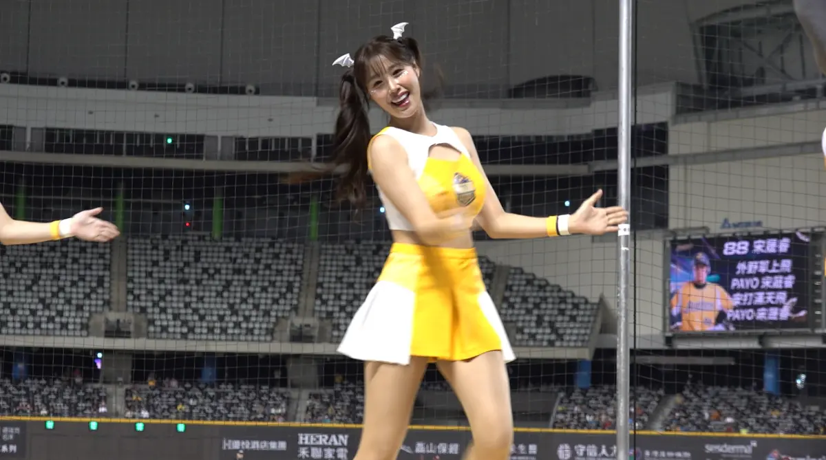 ▲▲「仁川女神」金渡兒（如圖）昨（13）日曬出藍色蕾絲泳裝辣照，甜美中帶性感掀粉絲暴動，隊友邊荷律也急忙留言「穿上衣服吧！公主」，讓不少粉絲都笑翻。（圖／記者陳云茹攝）