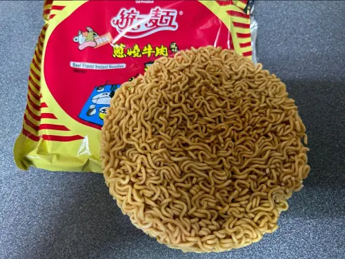 統一麵蔥燒牛肉風味麵價格也十分便宜,若以momo購物網來看,一箱30入的蔥燒牛肉風味袋麵,原價部分540元,等於一包只要18元,連20元都不到。(圖/泡麵公社 泡麵俱樂部臉書) ▲統一麵蔥燒牛肉風味麵價格也十分便宜,若以momo購物網來看,一箱30入的蔥燒牛肉風味袋麵,原價部分540元,等於一包只要18元,連20元都不到。(圖/泡麵公社 泡麵俱樂部臉書)