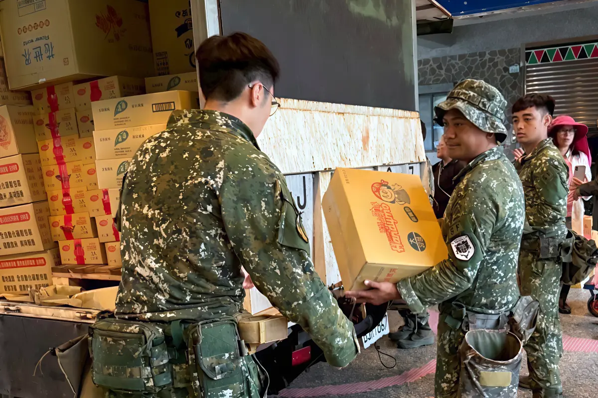 ▲超大豪雨嚴重影響南部山區偏鄉道路，第4作戰區出動官兵協助運送物資。（圖／記者莊全成翻攝）