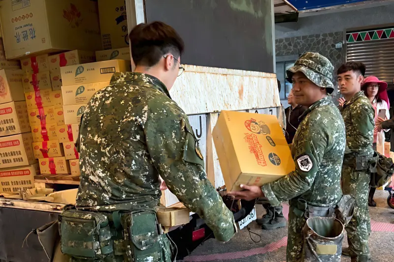 ▲超大豪雨嚴重影響南部山區偏鄉道路，第4作戰區出動官兵協助運送物資。（圖／記者莊全成翻攝）