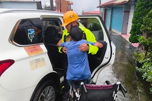 ▲後備輔導中心幹部、軍警、村里長配合下，引導居民安全撤離至臨時收容所。（圖／記者莊全成翻攝）