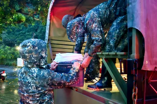 ▲4支部運輸群、資通3大隊、特戰3營、步兵333旅、空降訓練中心官兵協助運送物資。（圖／記者莊全成翻攝）