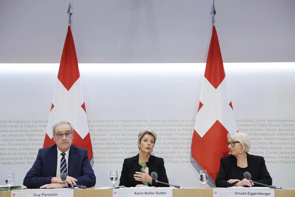 ▲據白宮最新對等關稅清單，瑞士遭課徵39%的稅率，有國會議員坦言，政府處於震驚狀態。中為瑞士總統凱勒-祖特爾（Karin Keller-Sutter）、經濟事務部長帕姆蘭（Guy Parmelin，左）、政府發言人艾根伯格（Ursula Eggenberger，右）。（圖／美聯社／達志影像）