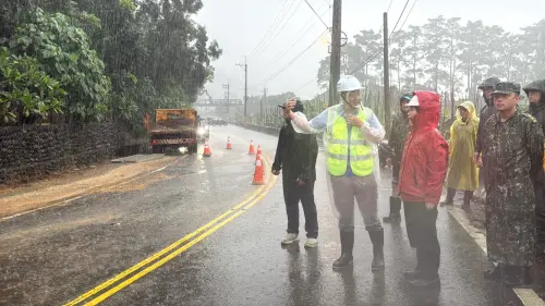 原鄉連日豪雨釀災　周春米勘災慰問搶修工班
