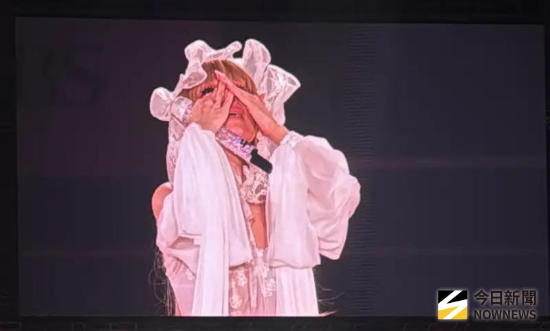 ▲濱崎步2025台北小巨蛋演唱會Day1上，被歌迷的應援燈海感動到落淚、唱不下去。（圖／讀者提供）