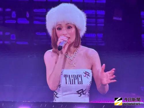 ▲濱崎步真的很喜歡台灣，今天的安可服裝上滿滿驚喜，印上大大的TAIPEI。（圖／讀者提供）