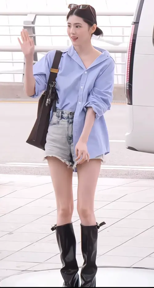 ▲韓韶禧穿藍襯衫搭熱褲現身仁川機場，時髦穿搭掀粉絲暴動。（圖／翻攝自小紅書）