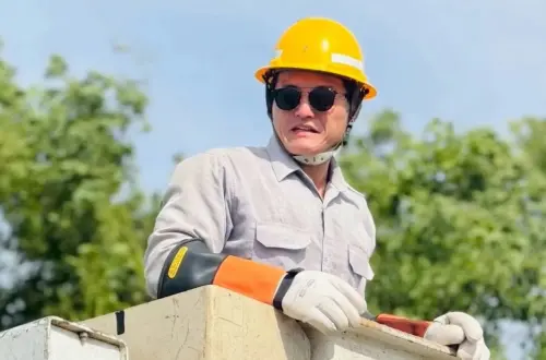 風災搶修「台電英雄」李元瀚殉職　今出殯7輛工程車「舉臂」送別
