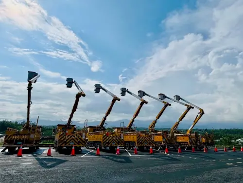 台電嘉義區處同仁李元瀚告別式,現場7輛台電昇空車高舉機械臂致敬。(圖/台電嘉義區提供) ▲台電嘉義區處同仁李元瀚告別式,現場7輛台電昇空車高舉機械臂致敬。(圖/台電嘉義區提供)