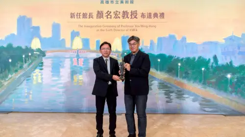 ▲館長顏名宏（左）自高雄市副市長李懷仁（右）手中接下象徵館務重責的黃土水《釋迦出山》銅像（複刻），正式就任。（圖／高美館提供）