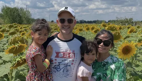 ▲吳鳳（左2）和台灣籍妻子（右1）結婚後，共同育有2女。（圖／IG rifatkarlova）