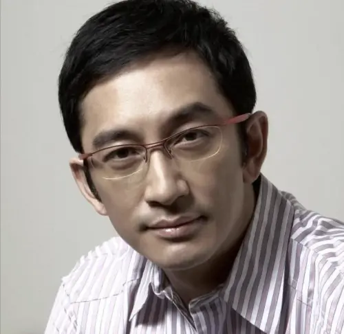 ▲吳啟華早年在港劇中多扮演反派，後來演了三級片後，再度回到小螢幕，居然順裡轉型成為正直、深情的主角。（圖／摘自IMDb）