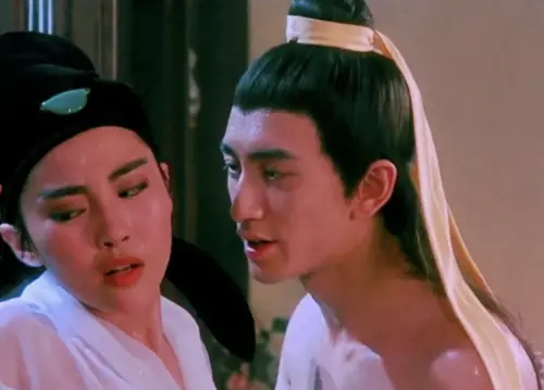 ▲吳啟華（右）主演的三級片《玉蒲團之偷情寶鑑》大熱賣，他卻覺得很不開心。（圖／摘自YouTube）