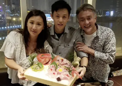 ▲吳岱融（右）與鍾淑慧（左）合演三級片多年後，結婚生下兒子（中），生活過得還不錯。（圖／摘自IG）