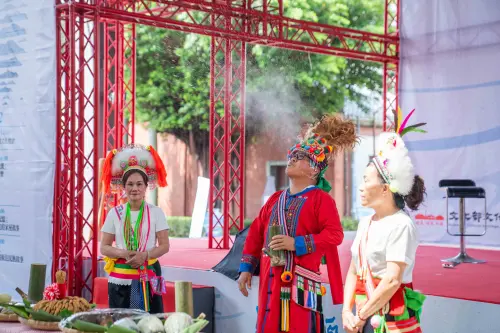 ▲開幕式由臺東縣長濱鄉阿美族長光部落頭目嚴金隆與部落族人一起帶來祈福儀式。（圖／文資局提供）