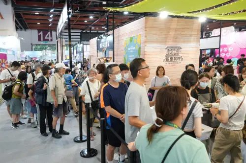 現殺現剖屏東大腹鮪魚,吸引長長的排隊人龍。(圖/短新聞提供) ▲現殺現剖屏東大腹鮪魚,吸引長長的排隊人龍。(圖/短新聞提供)