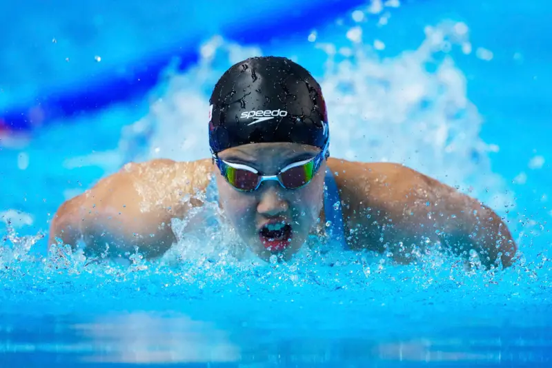 ▲年僅12歲的中國大陸泳壇新星于子迪，在2025年新加坡游泳世錦賽橫空出世，成為世界泳壇矚目的焦點。（圖／美聯社／達志影像）