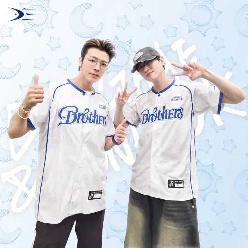▲由2大韓國巨星東海、銀赫親自設計的「BROTHERS x SUPER JUNIOR-D&E 聯名球衣」，限量6000件，明起於大巨蛋商品店限量販售，昨戰賽後就吸引破百位球迷夜排。（圖／中信兄弟提供）
