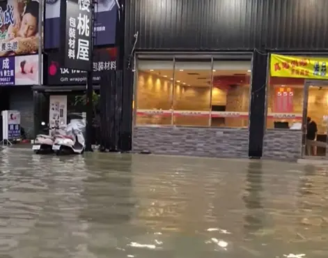 ▲台南今（2）豪雨來襲，多處淹水，仁德交流道前馬路變成河，在地人苦笑「可以開船了」。（圖／台南大小事臉書）